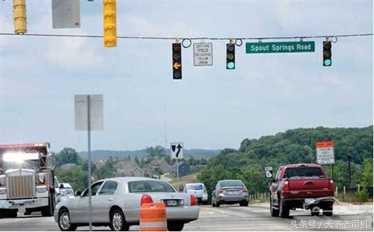 车子路口转弯需要哪些技巧,车子上路转弯技巧