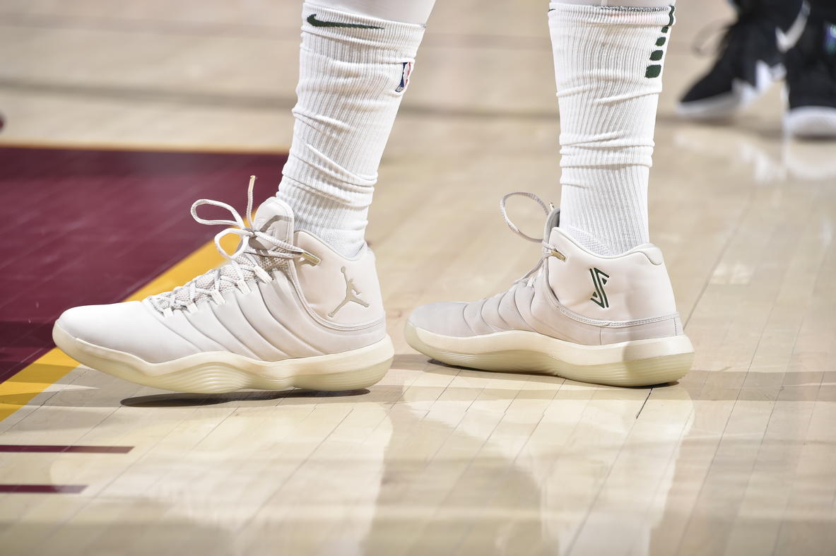 “师弟”让这双鞋在赛场上寿终正寝！IT穿这双鞋说出了湖人总…！