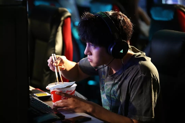 开场15分钟,两个大反转,网友:韩国导演太调皮