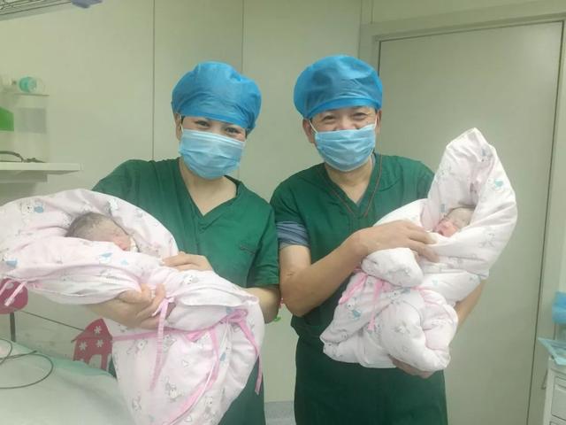 这么高难的体位,两个小兄弟做到了!可更厉害的是……