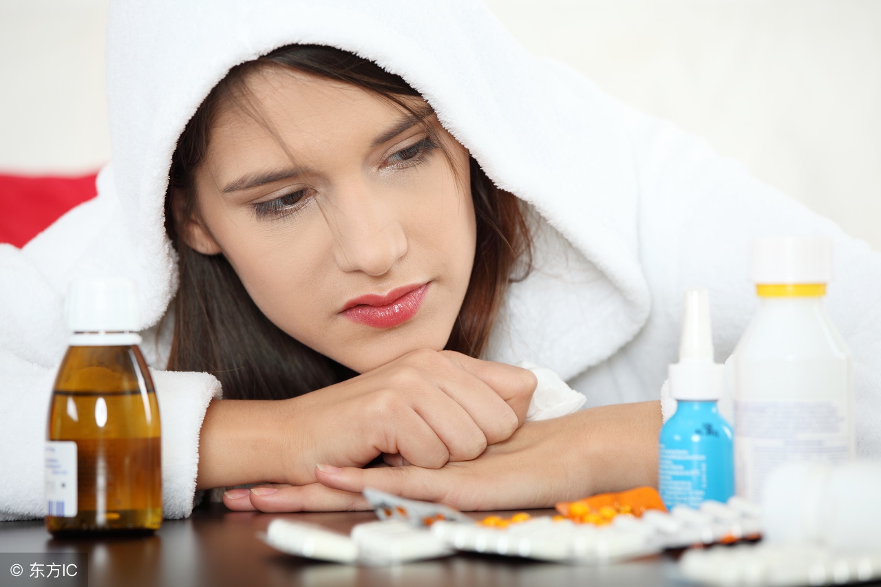 感冒“寒包火”，打针吃药不管用？老中医说，这样做，三分钟治愈