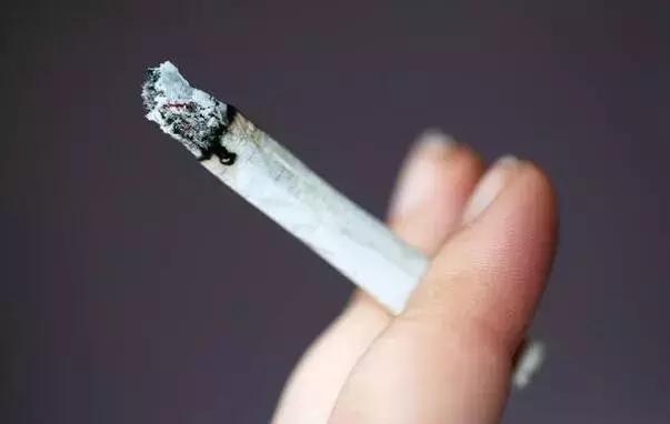 大腿上布满烟蒂疤痕，50多岁货车司机竟然做了这种事