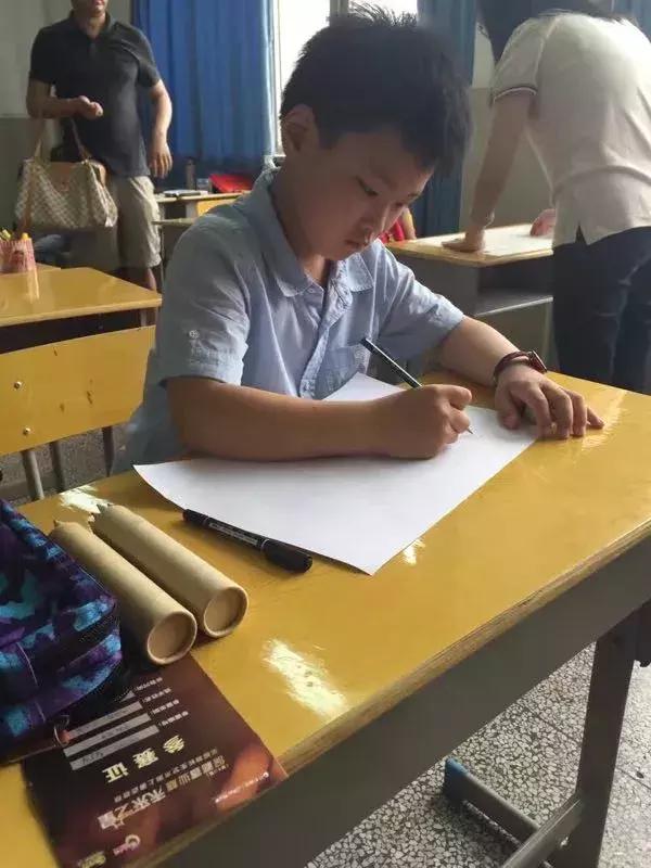 被英国校长一眼相中，这个10岁小男孩如何画出一片天