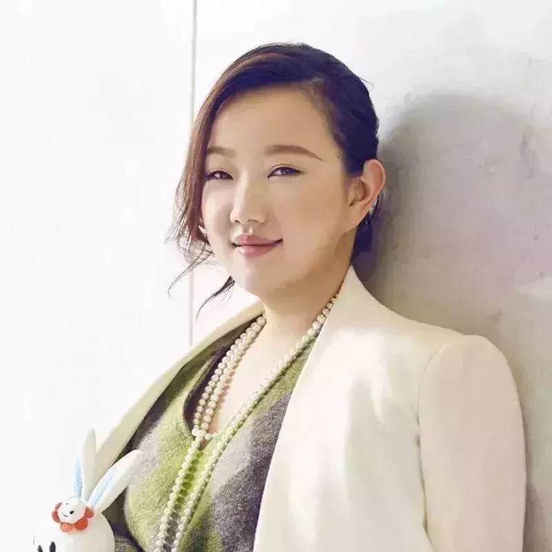 这里有口死沉死沉的铸铁锅麻烦你背下