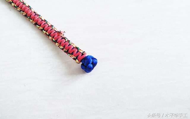 怎样用红绳编平结手链,红绳手链双向平结串珠子