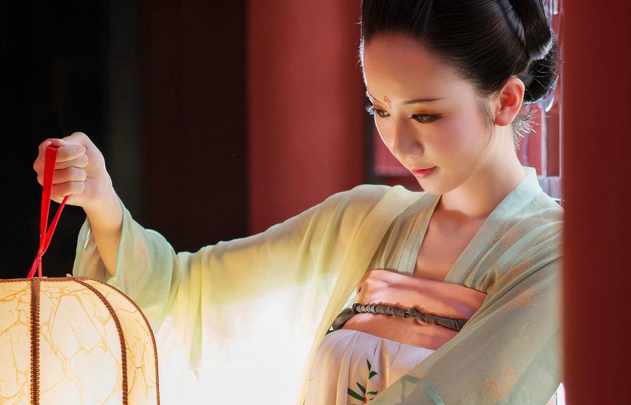 白居易讽刺权贵的诗,白居易嘲讽皇帝