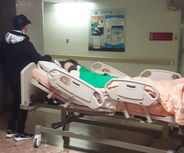 安以轩紧急入院做手术!被曝腹痛、*体下**出血疑似宫外孕