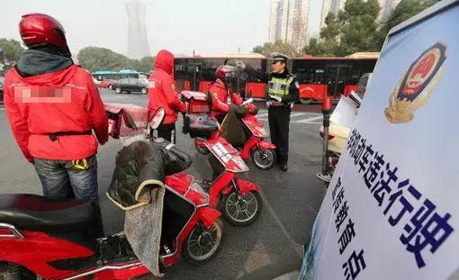 一路狂奔外卖小哥被撞,外卖小哥被撞案