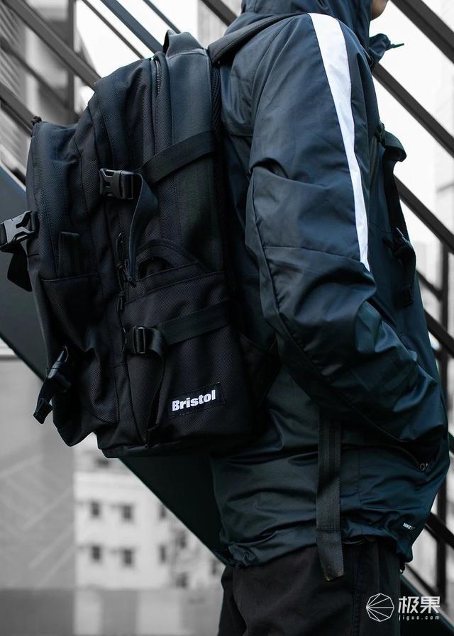 首发试穿顺丰×耐克定制快递服：能配它的只有特斯拉定制三蹦子！