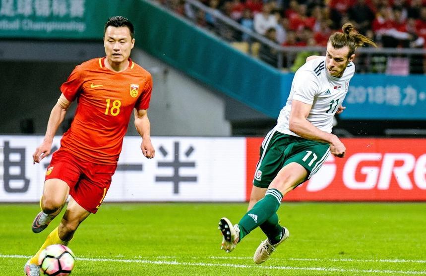 里皮带领中国队1:0胜韩国,国足输掉了比赛场外被人骂