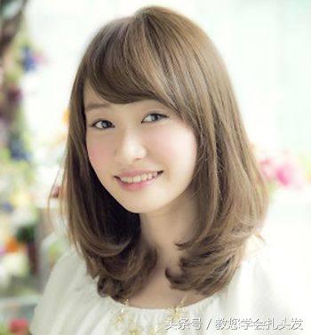 这个季节最流行的发型谁扎谁好看,春季发型扎法简单又好看中短发