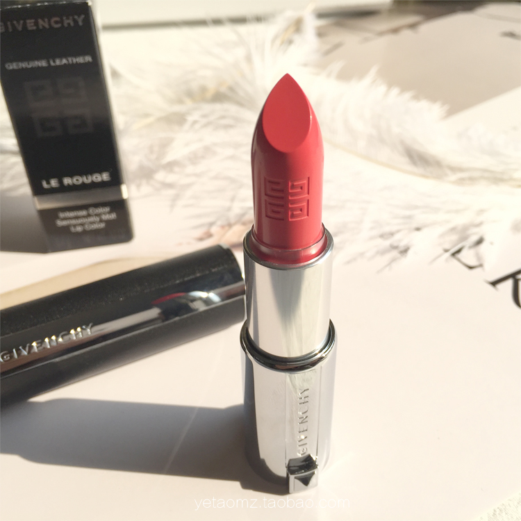 浅色唇妆妆容 (精致大红唇妆容惊艳)