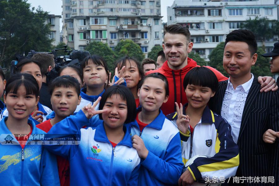 2018中国杯参赛球队派员与南宁市足球小将交流