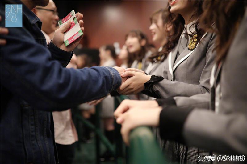 李宇琪谢妮陈琳刘佩鑫携队友现身SNH48TEAMFT出道纪念握手会
