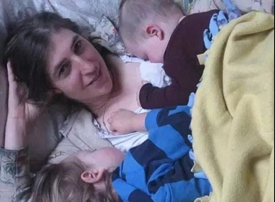 宝宝突然厌奶期怎么办,宝宝突然特别恋奶怎么办