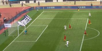 国足小将连续摆脱世界波直奔死角,够拼