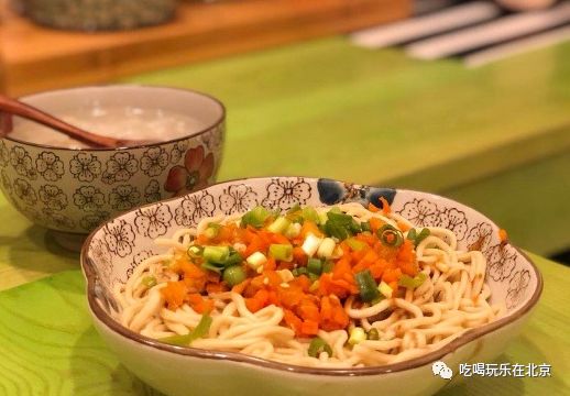 这么low的店，竟然这么多人抢着去吃