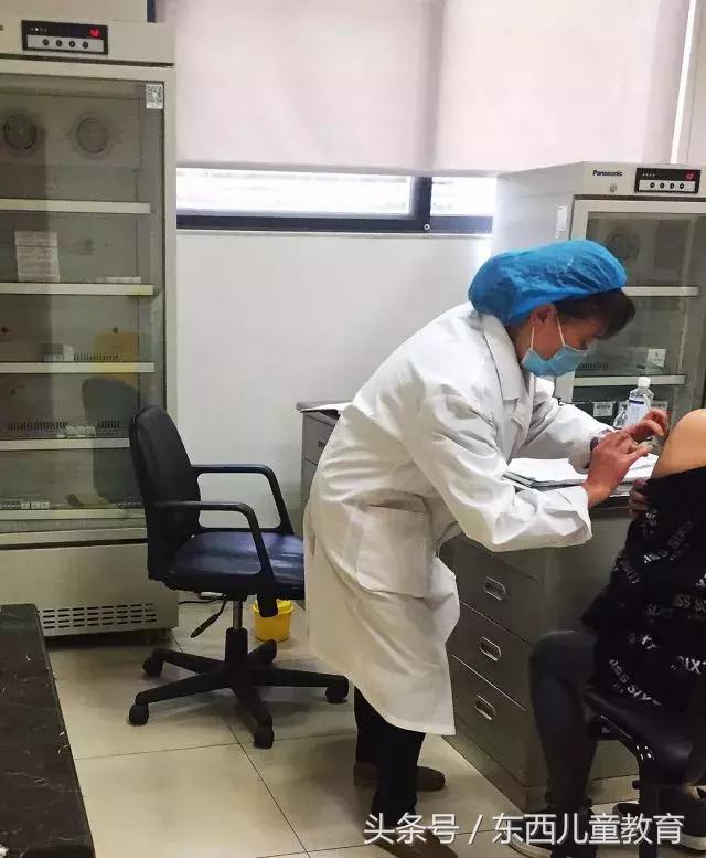 和女儿在小区散步被邻居的宠物狗咬了,划破皮都一定要去打针!