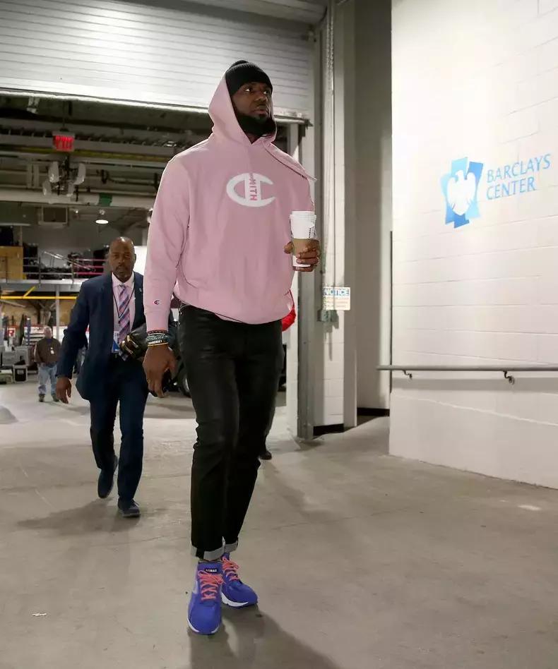 詹姆斯20周年纪念战靴,詹姆斯最新上脚球鞋是哪一款