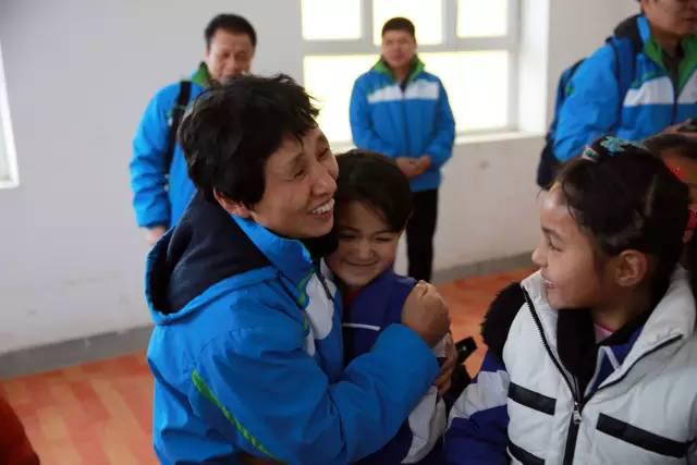 爱超越语言——北京志愿者在*疆新**的慈善活动感动人心