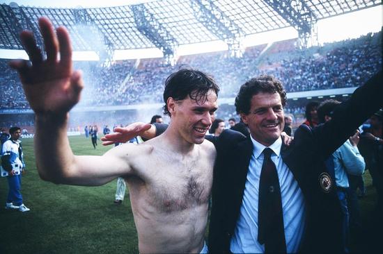 他率队4-0暴揍巴萨梦之队，单赛季轰74球，而今连中超都“混”不下去