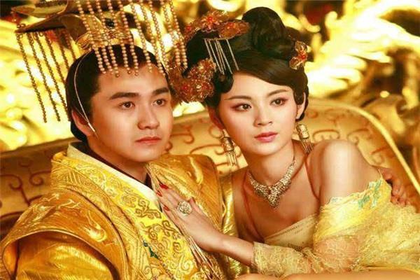 这位儿子太不孝要把亲妈嫁给别人丈母娘还被他抽了100鞭子