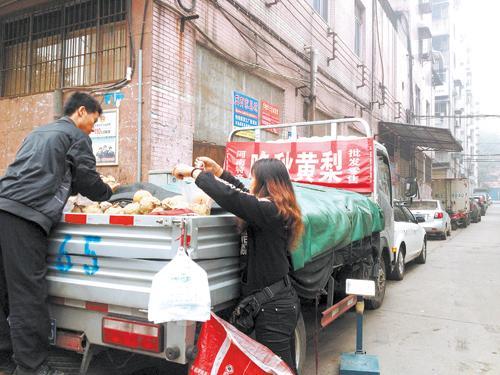 在县城开着小货车卖水果真实情况,小货车卖水果的真实经历