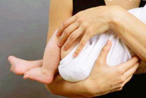 给宝宝把尿具体方法是什么,怎么正确的给宝宝把尿