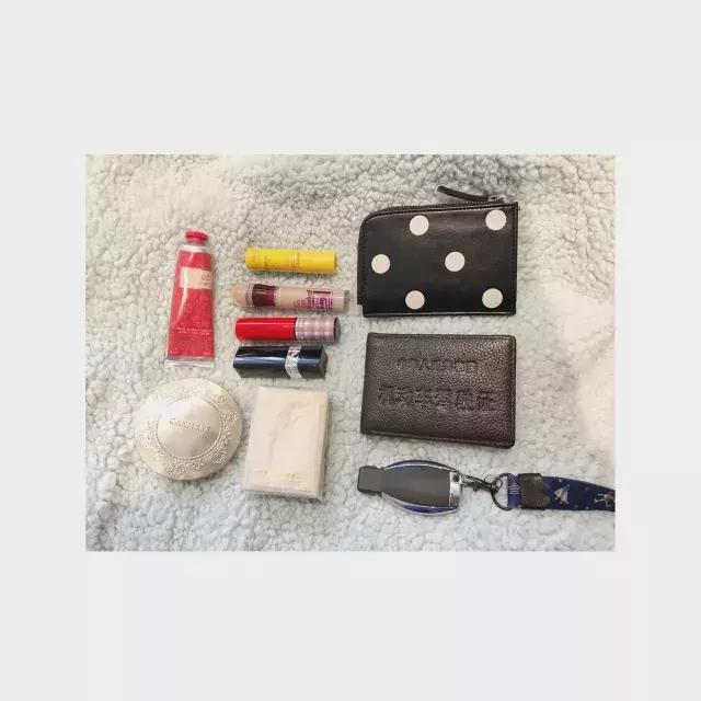 翻包行动|我居然在职场精英小姐姐的包里发现了。。。