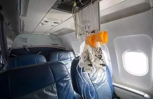 小朋友第一次坐飞机很好奇,80后首次坐飞机心中充满好奇