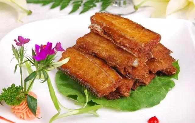 怎么煎带鱼会把带鱼煎得酥脆,煎带鱼下锅外酥不粘锅带鱼破皮