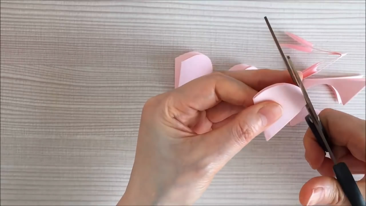 纸艺玫瑰花中期制作图片,纸艺网折最简单的玫瑰花