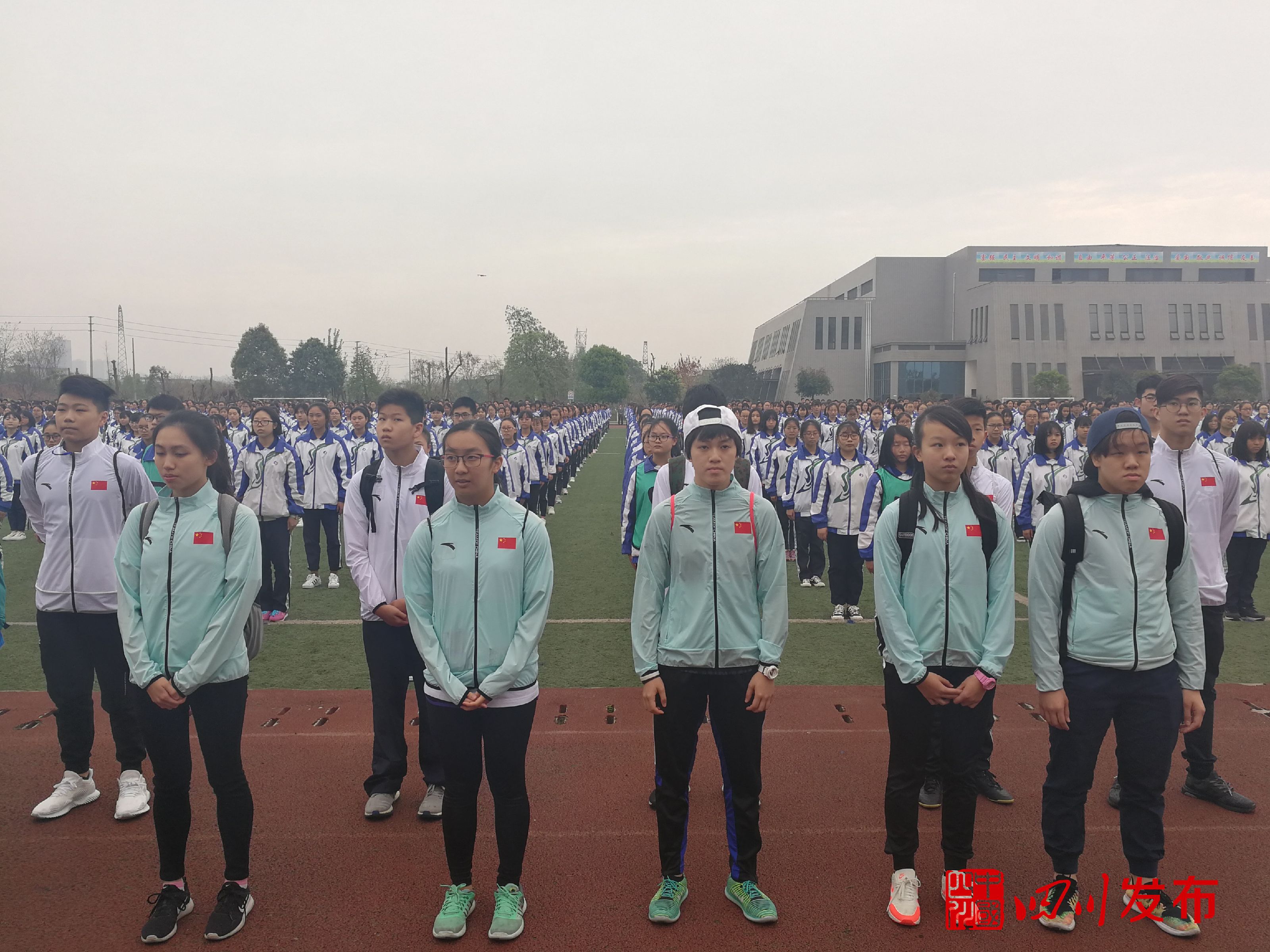 奥运健儿公益服务大行动走进德阳7名世界冠军向2000余名学生传递奥运精神