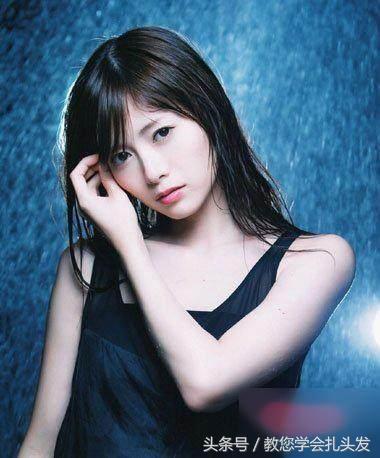 穿长牛仔裙怎么扎头发好看甜美,气质中长发发型女生怎么扎