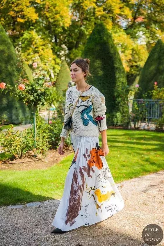 长款百褶裙夏季怎么搭配,这个夏天必备的三款半裙百褶裙