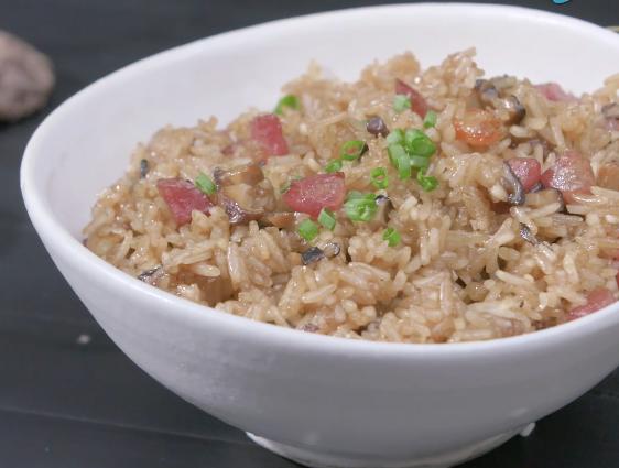 妈妈做的蛋炒饭真香,用生米不用鸡蛋的炒饭做法