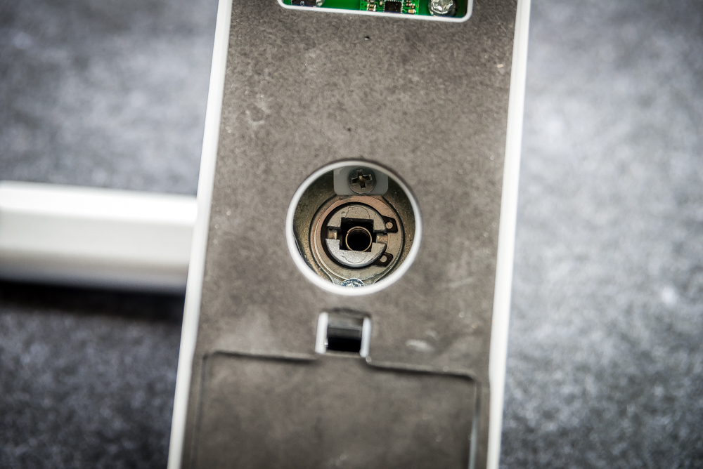 不仅能指纹识别，还可以微信开门，这款指纹锁操作666