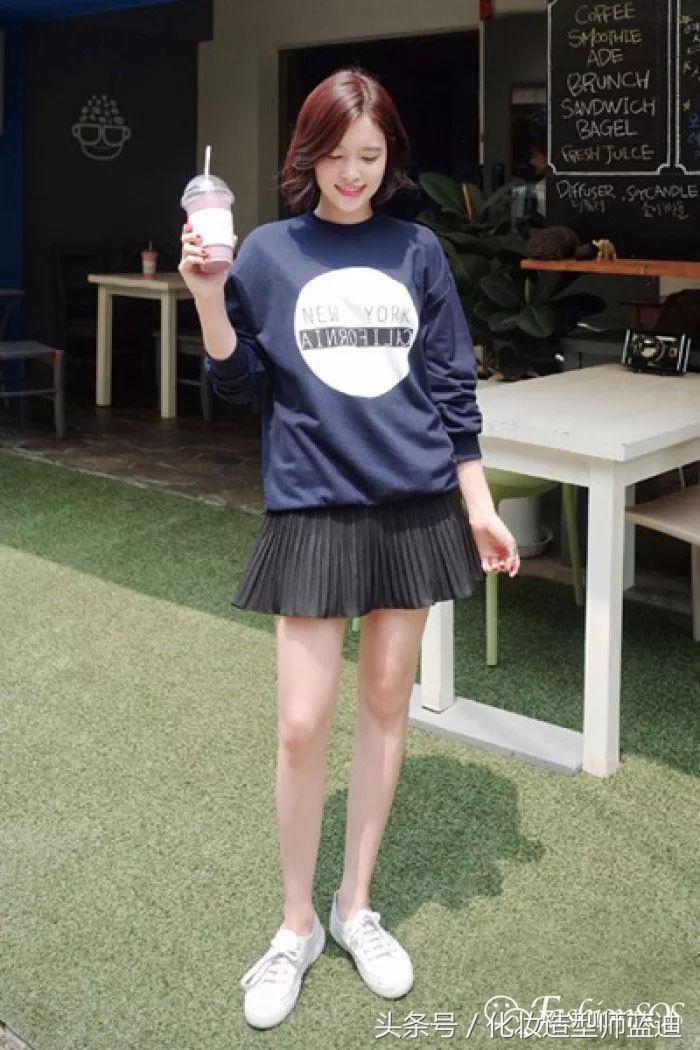 圆领卫衣长款百褶裙搭配图女款,百褶裙搭配卫衣搭配丝袜乐福鞋