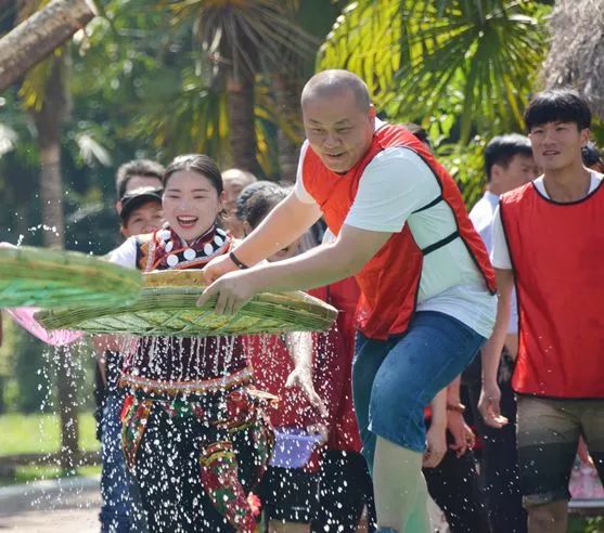 期待来云南的第一个泼水节,欢迎朋友们来云南泼水节