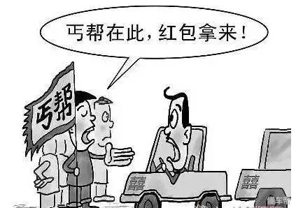 拦车乞讨不给钱就砸车,拦婚车要钱碰见乞丐真实事件