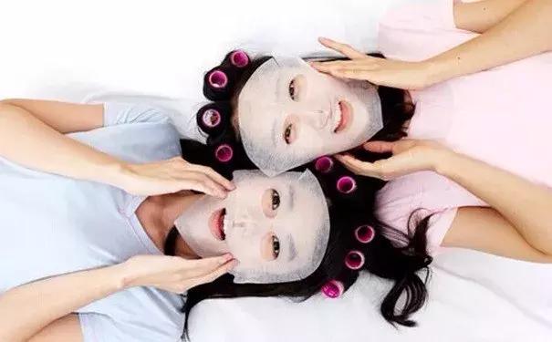 为什么敷面膜感觉好看了很多,为什么敷面膜会感觉自己皮肤紧致