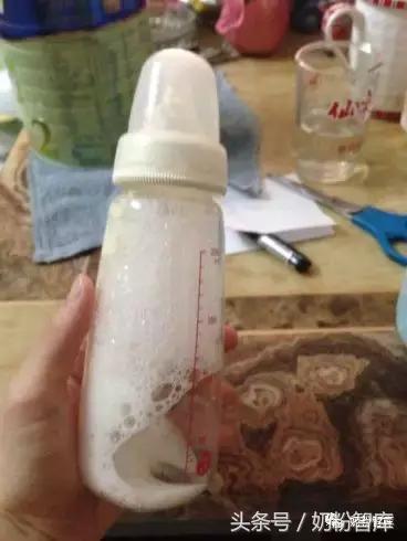 喝完奶后奶瓶很油是怎么回事,宝宝吸奶奶瓶起泡泡