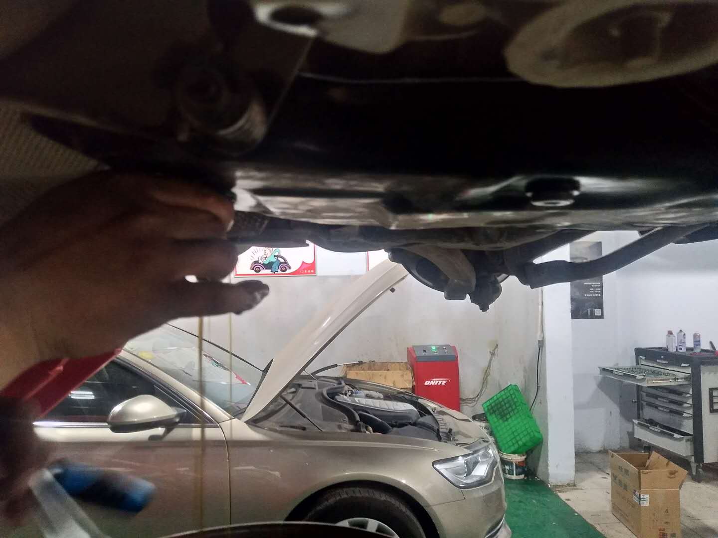 大众帕萨特领驭2.8更换变速箱油,大众新领驭手动挡换变速箱油