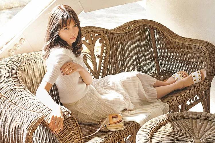 日本杂志揭载春夏最强搭配元素:LOGO字母T、透视裙