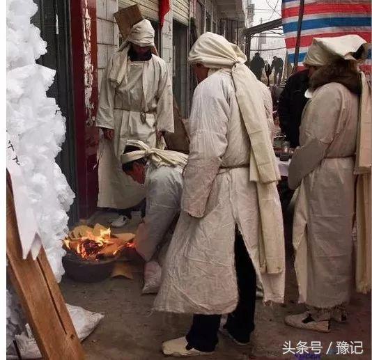 清明祭英烈告慰逝者,清明时节如何祭奠逝去的亲人