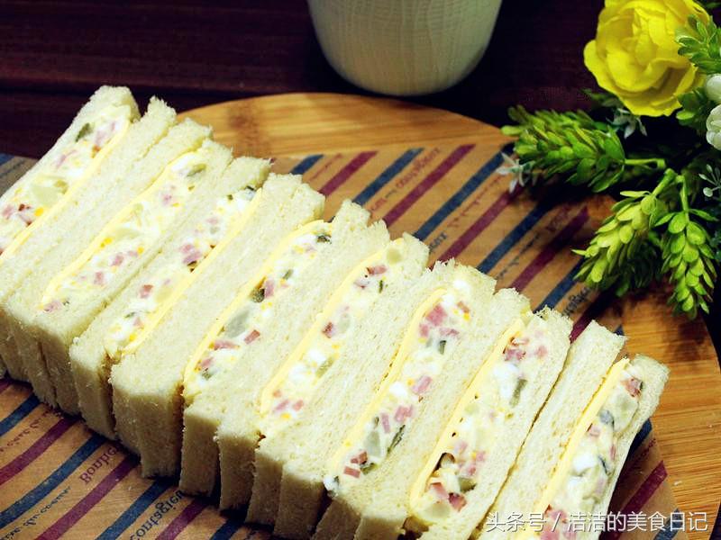 2分钟就能完成的早餐三明治，有鸡蛋还有土豆泥，味道超级赞