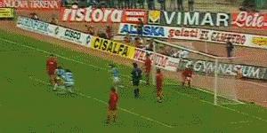 c罗神级倒钩对萨拉赫,足球史上第一个倒钩射门