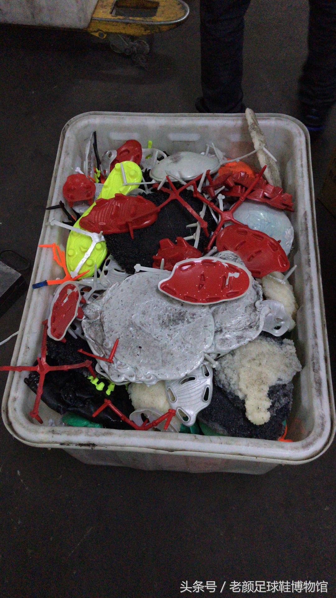 2002年的阿迪达斯鞋银色,阿迪达斯足球鞋哪一代最经典