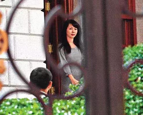 香港十大枭雄刘銮雄炒股,刘銮雄如何从股市狙击手变为港姐