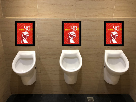 冒死闯进厕所*拍偷**，结果发现了......